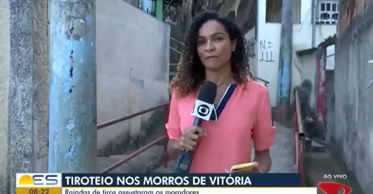 Repórter da Globo é ameaçada ao vivo por homem armado e deixa comunidade às pressas; assista