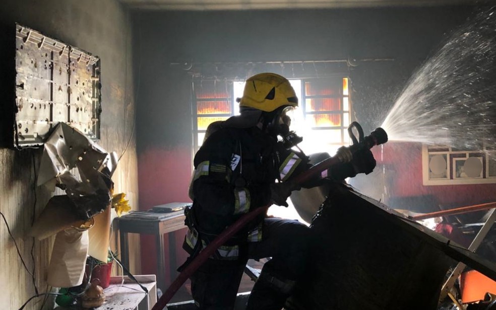 Idosa fica ferida após incêndio  em sua casa, em Aparecida de Goiânia