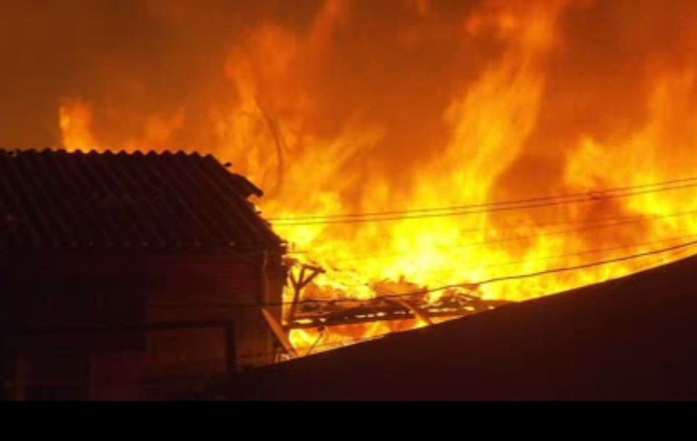 Incêndio destrói mais de 20 casas em área de ocupação