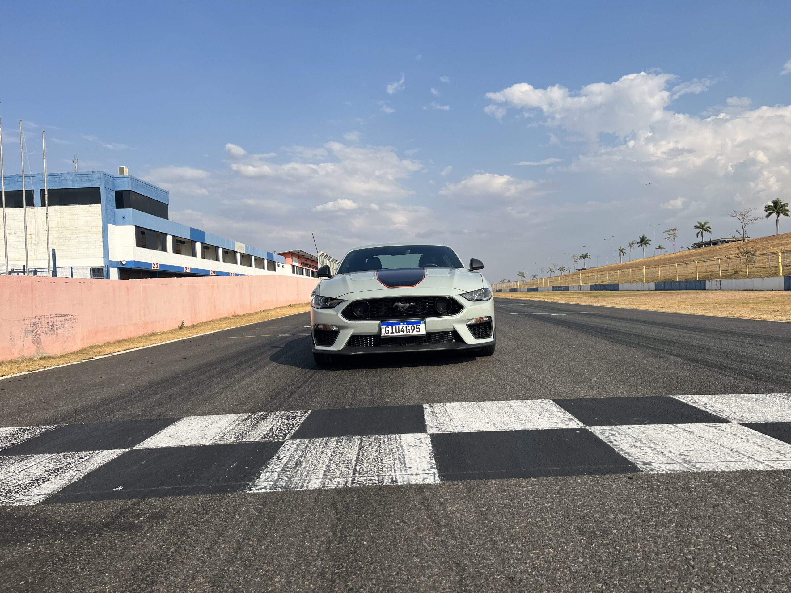 Ford Mustang Mach 1: Aceleramos o abusado cupê esportivo de 483 cv