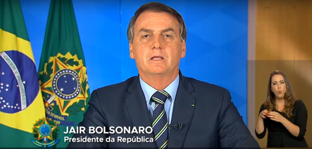 Bolsonaro volta a diminuir a gravidade do coronavírus e pede fim do confinamento