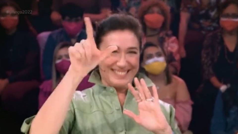 Lilia Cabral agita a web ao fazer ‘L’ de Lula na hora de votar no Domingão; assista