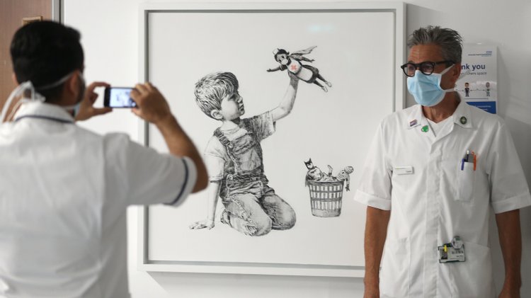 Obra de Banksy será leiloada em maio, para ajudar a saúde pública britânica