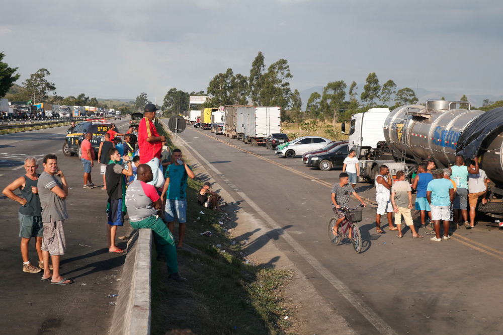 Caminhoneiro morre após levar pedrada