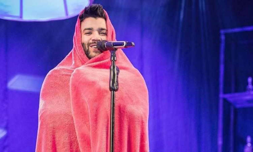 Gusttavo Lima faz show enrolado em cobertor