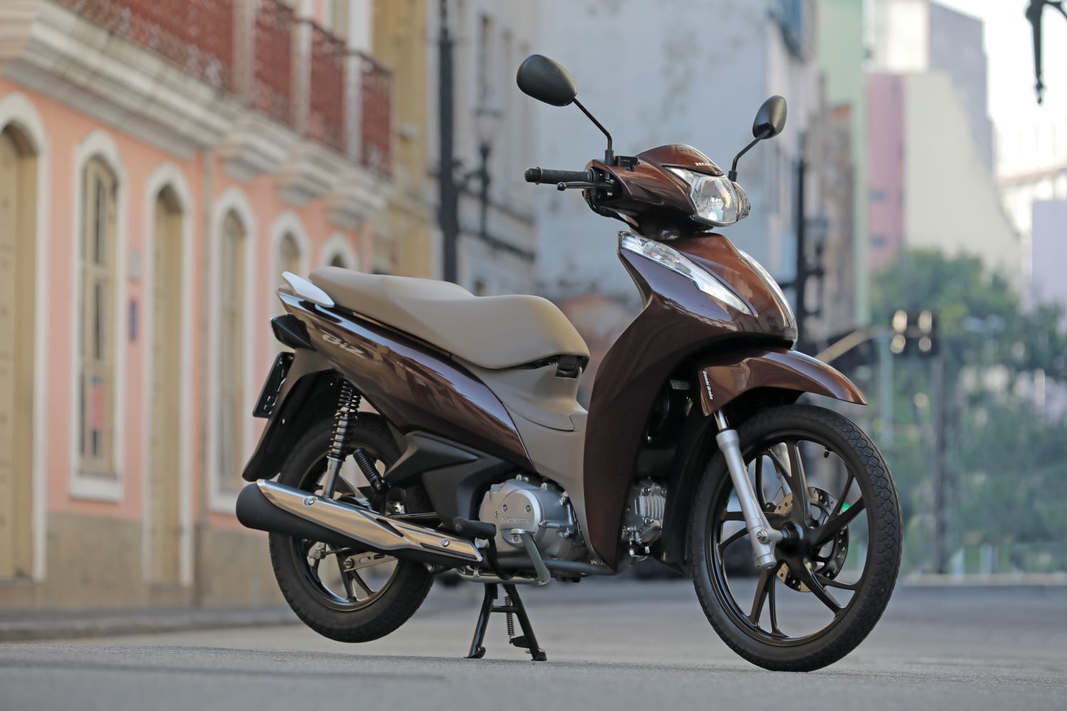 Honda Biz 125 2021 traz nova cor marrom perolizado e preço de R$ 10.590