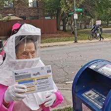 Coronavírus: Mulher de 102 anos usa traje de proteção para ir votar nos EUA