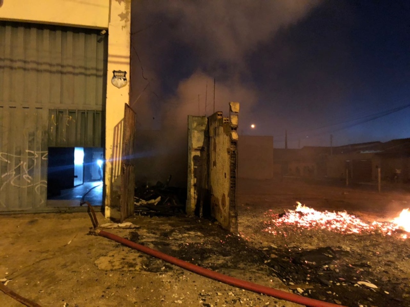 Incêndio atinge depósito de madeira no Setor Marabá, em Goiânia