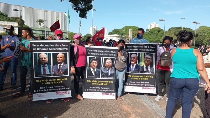 Deputados federais goianos também são alvos de protesto em Goiânia