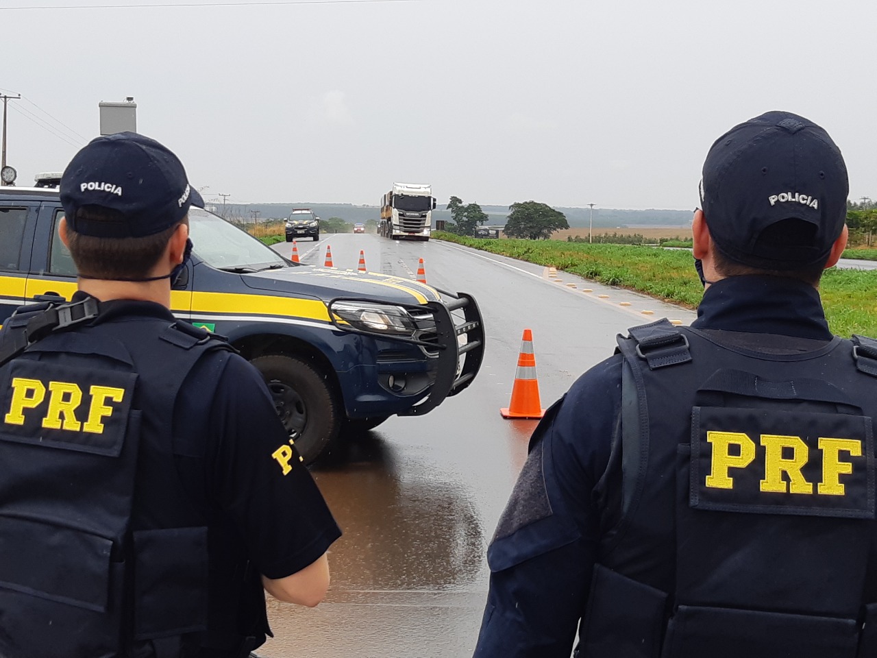 PRF alerta motorista para feriado com chuva e movimento intenso nas BRs, em Goiás