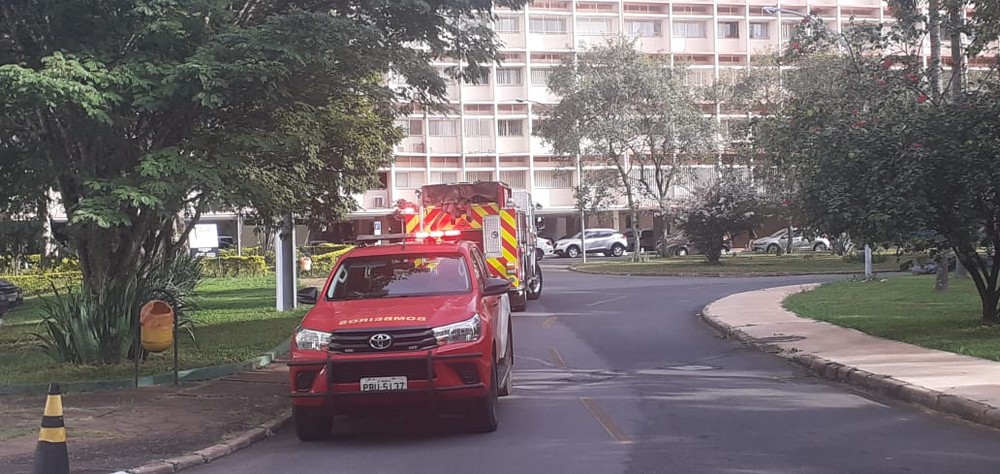 Bombeiro de folga e porteiro salvam idosa de incêndio em prédio da Asa Sul no DF