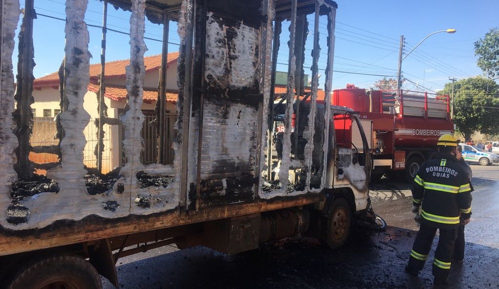 Comerciante joga a própria moto na frente de caminhão desgovernado em Nerópolis