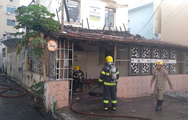 Incêndio atinge casa abandonada no centro de Goiânia