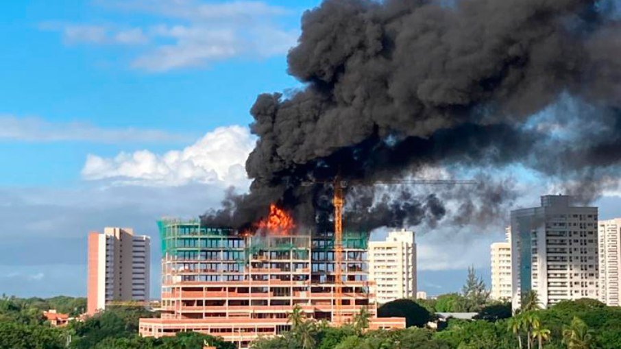 Incêndio de alta proporção atinge maternidade em construção em Fortaleza