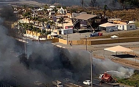 Incêndio atinge imediações do Deu Praia e Oscar Niemeyer, na BR-153