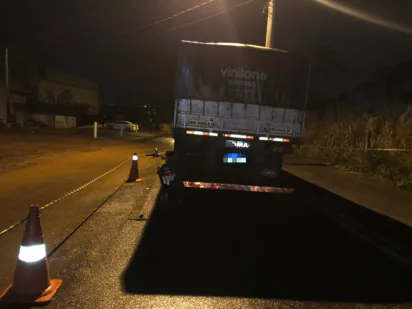 
		Motociclista morre ao colidir em traseira de caminhão