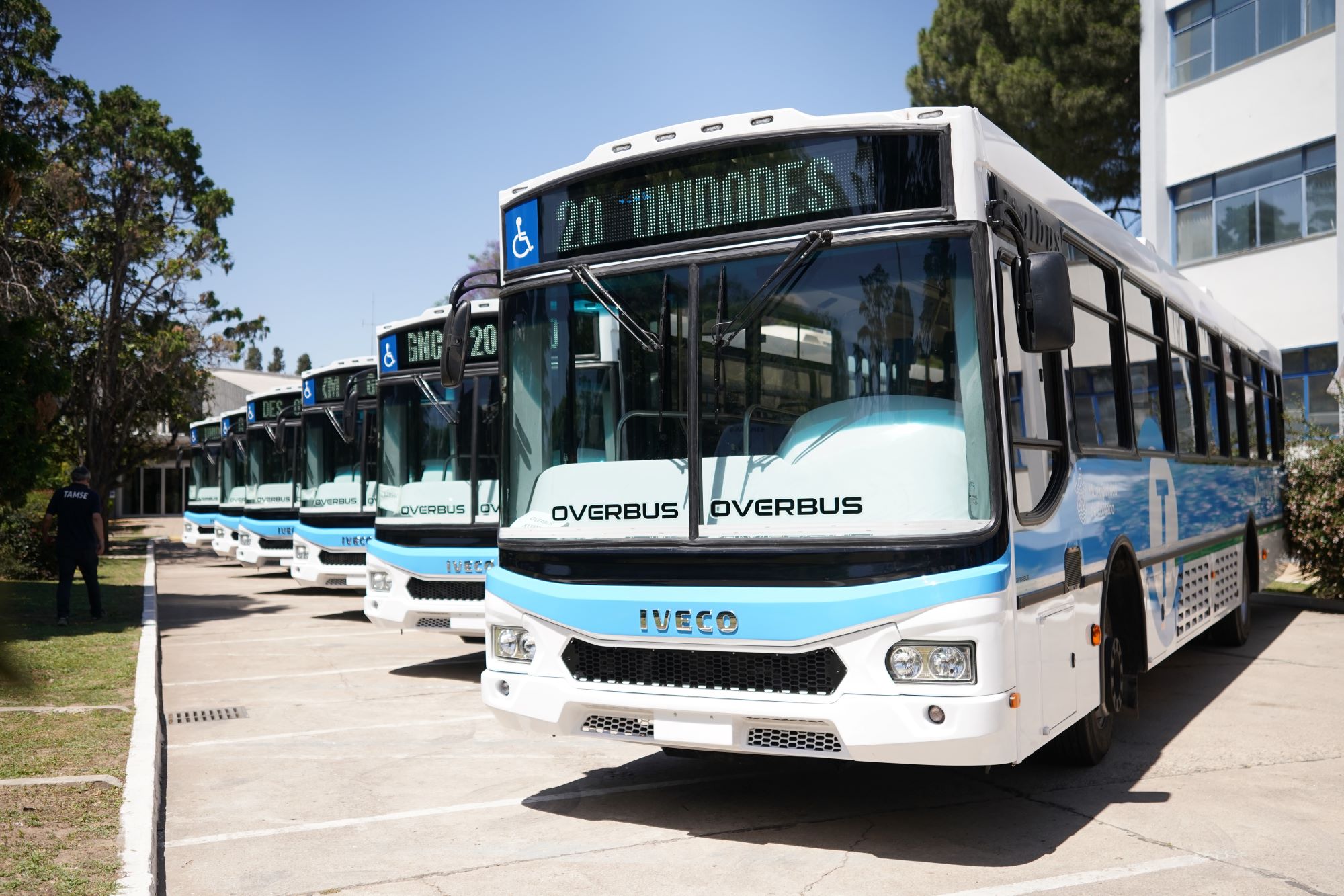 Iveco Bus entrega primeiros 20 ônibus a gás natural para o transporte urbano argentino