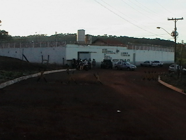 Detentos são flagrados com drogas escondidas em sacolas arremessadas dentro do presídio de Jataí