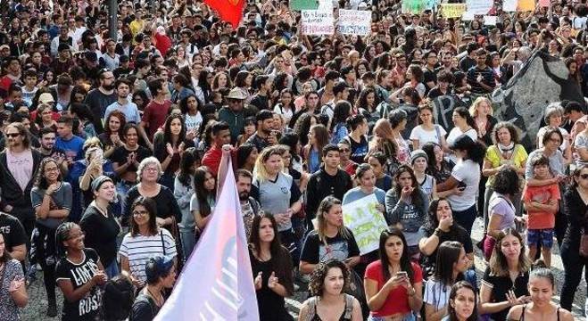 Professores e alunos em Educação protestam em todo o Estado contra corte e previdência