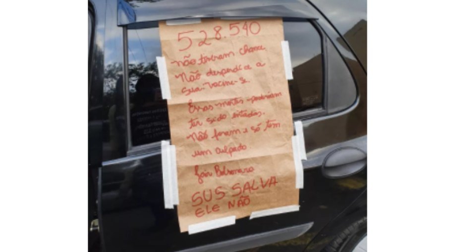 Militares impedem mulher de entrar em vacinação com cartaz contra Bolsonaro, em SP