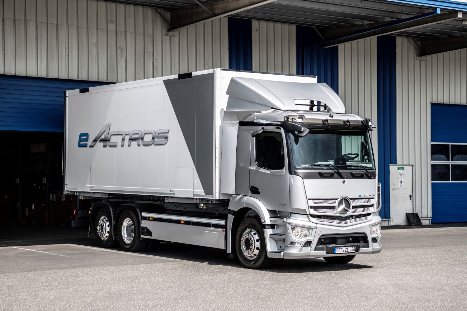 Caminhão elétrico Mercedes-Benz eActros já é produzido em série na Alemanha