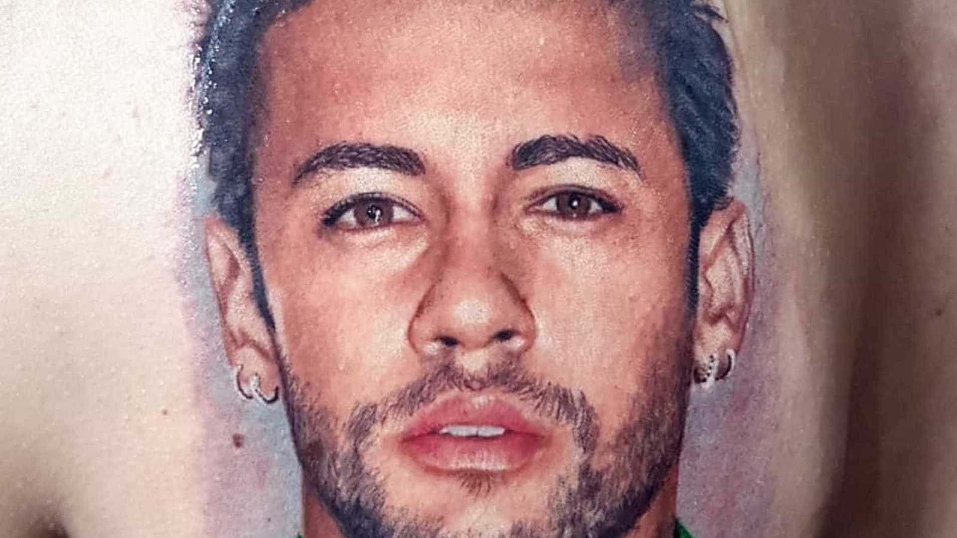 Fã junta dinheiro por seis meses para tatuar rosto de Neymar nas costas