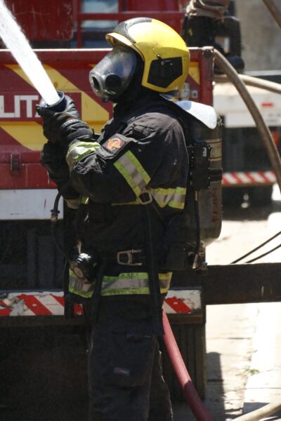 Bombeiros controlam incêndio em galeria na região da 44