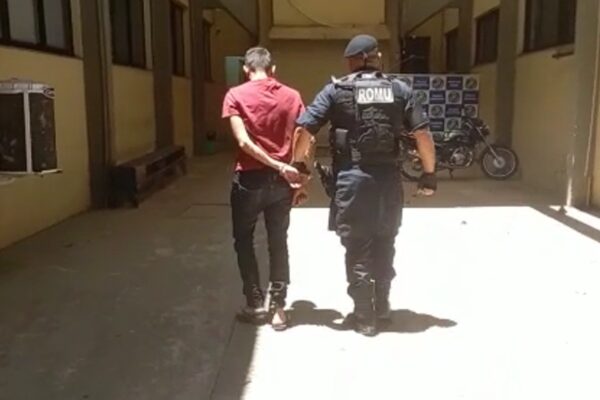 Homem espera bateria da tornozeleira acabar para invadir a casa da ex-mulher