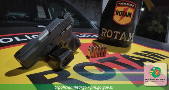 Dois homens são presos com pistola, em Goiânia