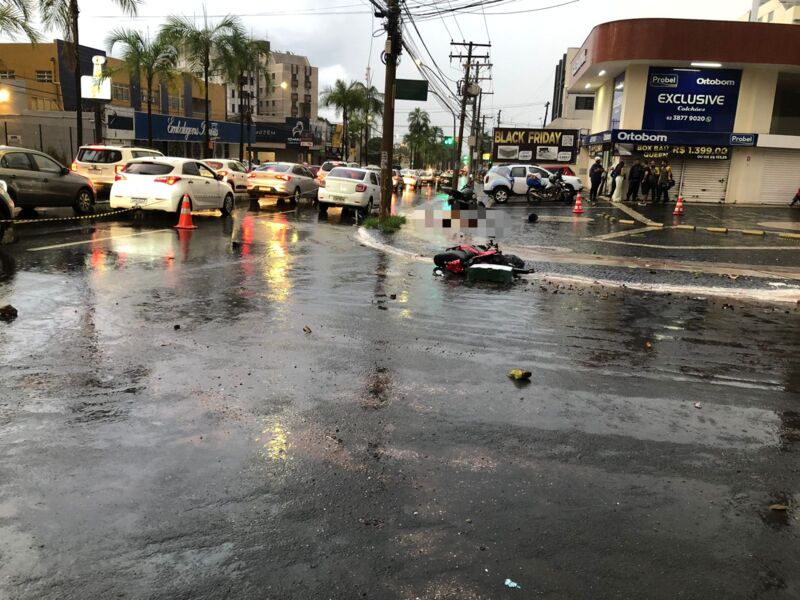 Acidente envolvendo um carro e duas motocicletas deixa um morto e dois feridos, em Goiânia