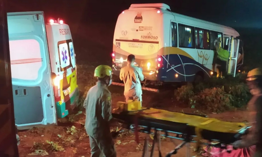 Acidente com ônibus que transportava pacientes deixa 16 feridos