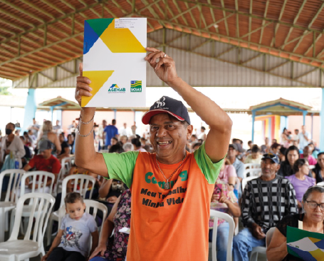 Famílias recebem cartões do Aluguel Social e escrituras em Rio Verde