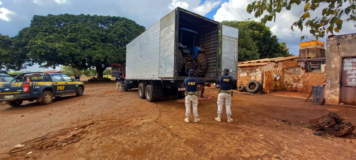 Três suspeitos de roubar tratores são presos na BR-452