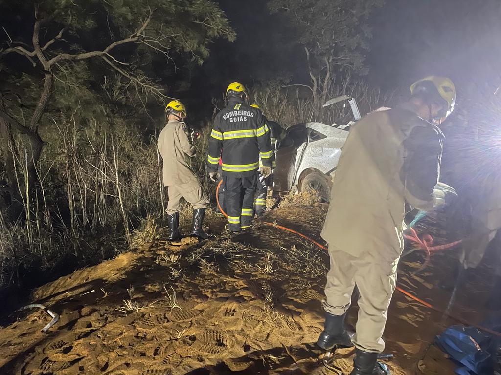 Acidente envolvendo 3 veículos na BR-452 deixa um morto