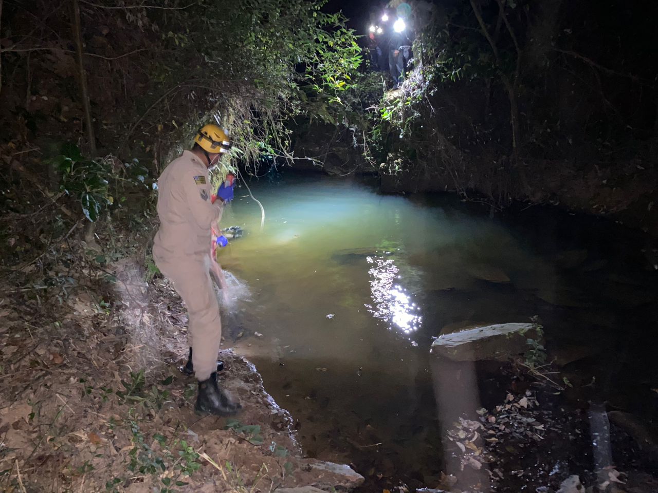 Corpo é resgatado em córrego de Caldas Novas