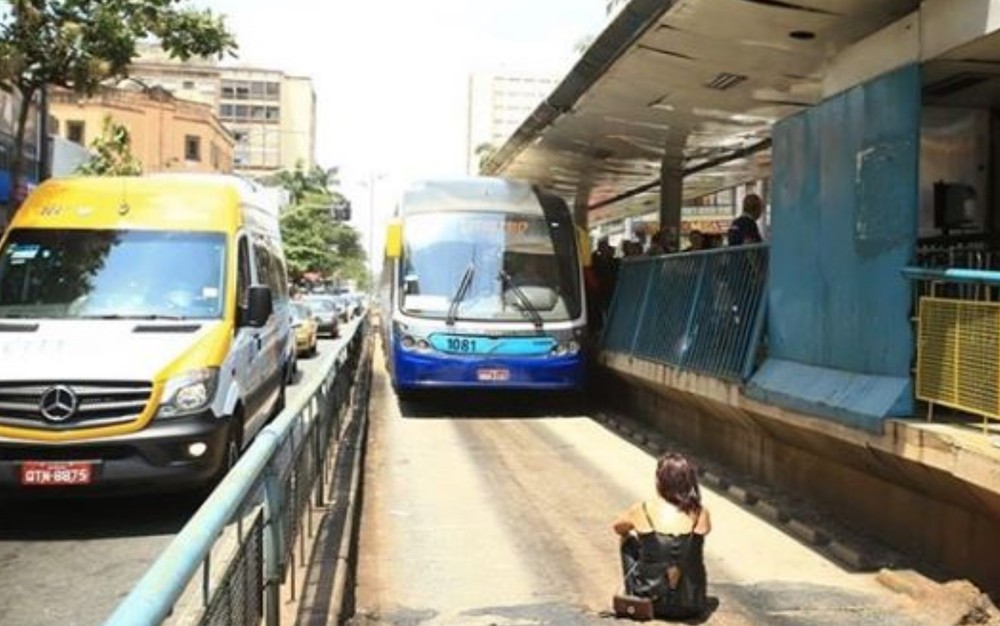 Mulher senta no asfalto para impedir ônibus de circular, como forma de protesto