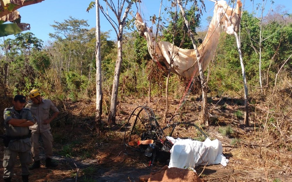 Casal morre um dia antes do casamento em queda de parapente em Caldas Novas