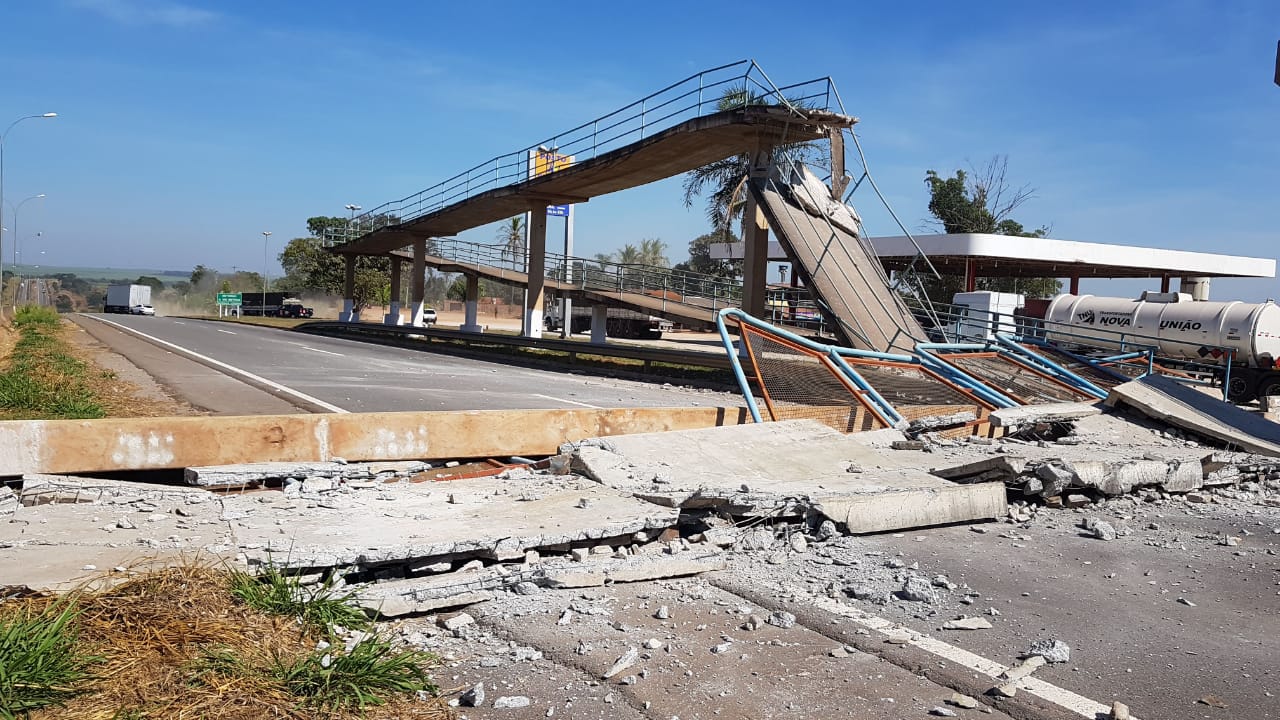 Carreta que transportava carga com altura excedente destrói passarela na BR-060