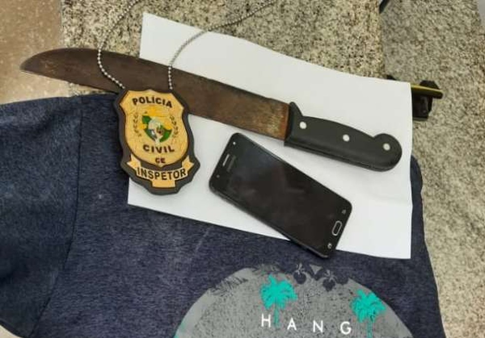 Polícia apreendeu a casa do suspeito o facão usado para ameaçar o frentista, além de uma camisa e o celular roubado de uma vítima. — Foto: Polícia Civil/ Divulgação