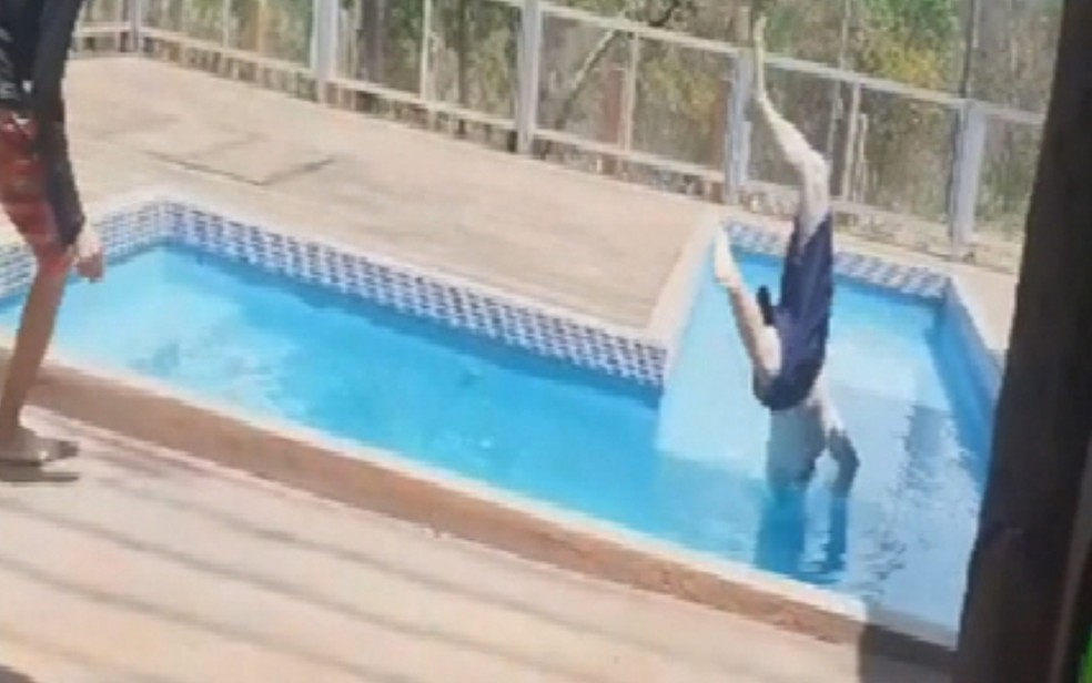 Após bater a cabeça em divisória de piscina homem vai para na UTI