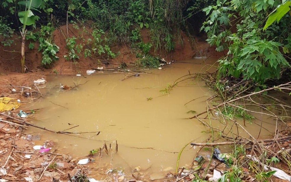 Criança morre após cair em poça de água