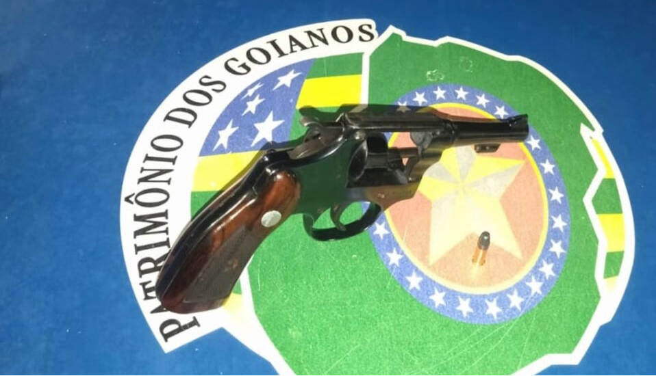 Em Anápolis, casal com criança de colo é preso por porte ilegal de arma de fogo