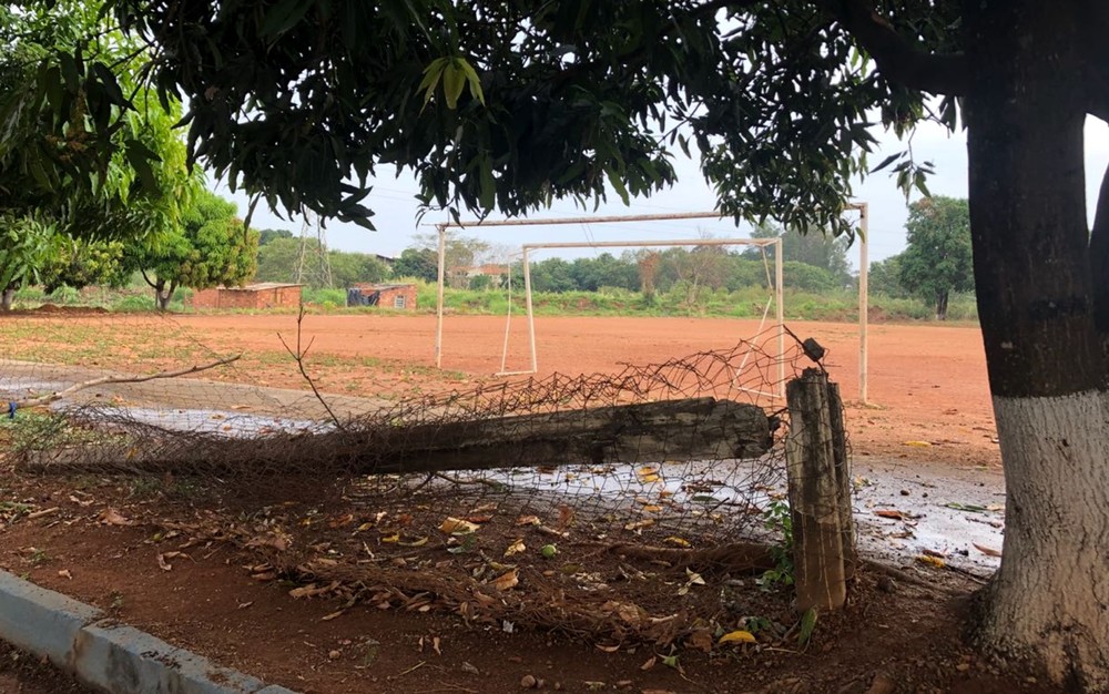 Menino de 8 anos morre após ser atingido por poste de alambrado de campo de futebol, em Goiânia