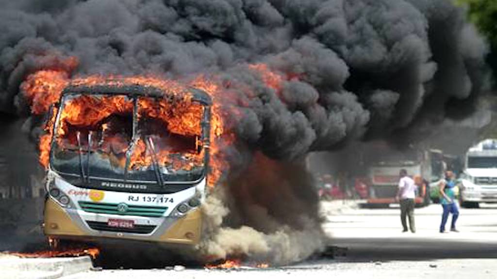 Morador de comunidade no Rio é baleado e manifestantes fecham avenida