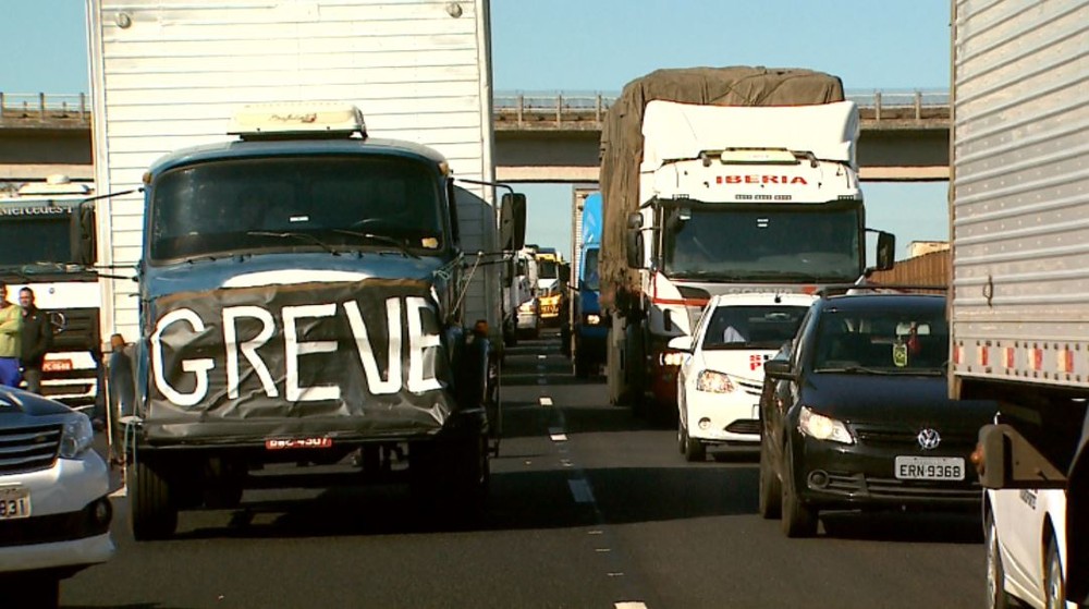 Mesmo depois de acordo com Governo, caminhoneiros continuam protestando contra alta do diesel, em Goiás