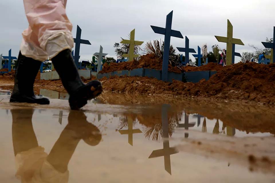 Com pandemia, Brasil teve maior alta de mortes desde 1984, aponta IBGE