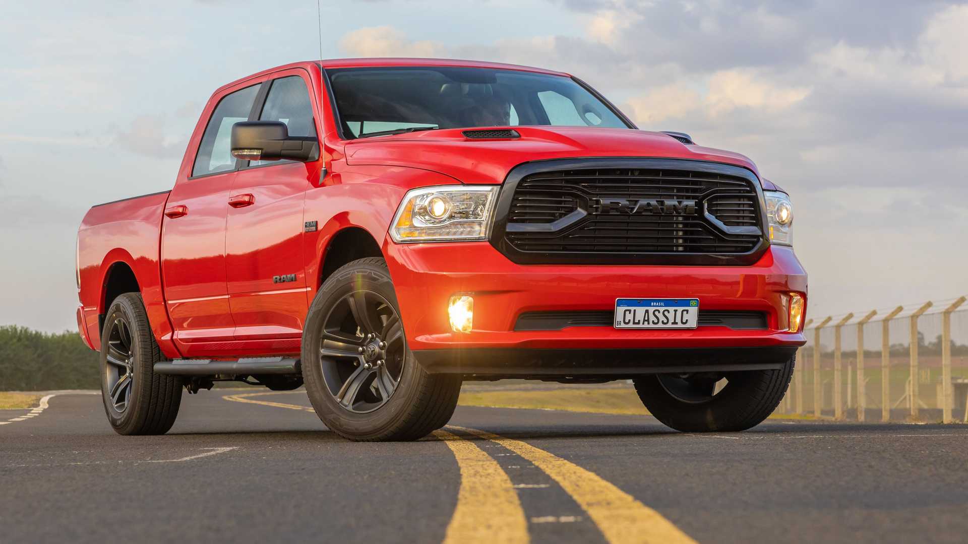 Ram Classic entra na briga das picapes médias com motor V8 de 400 cv