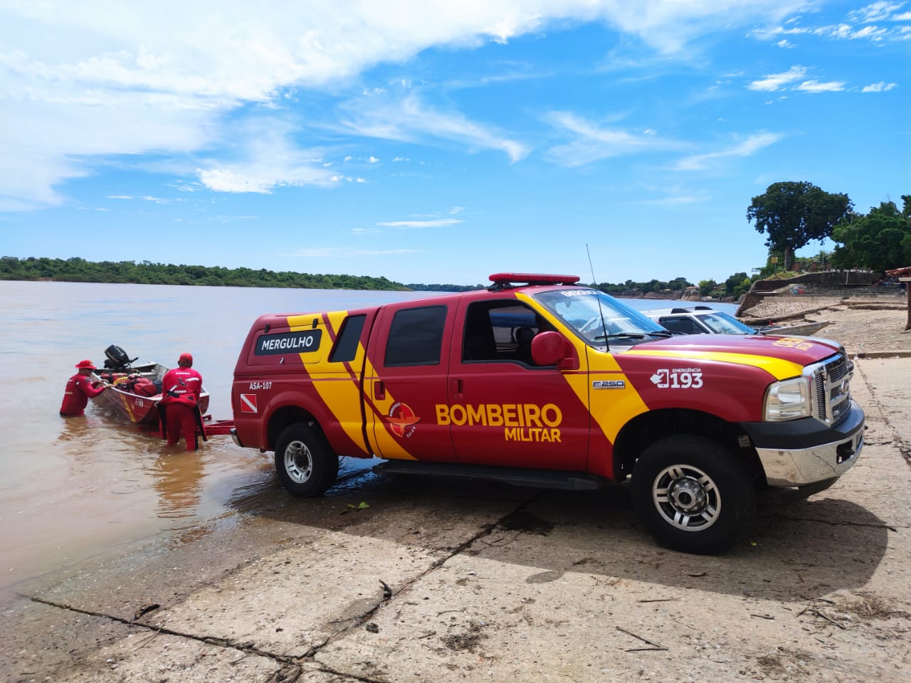 Barco naufragado é resgatado no Rio Araguaia