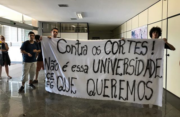 Contra cortes na educação reitoria da UFG é ocupada por Diretório Central dos Estudantes