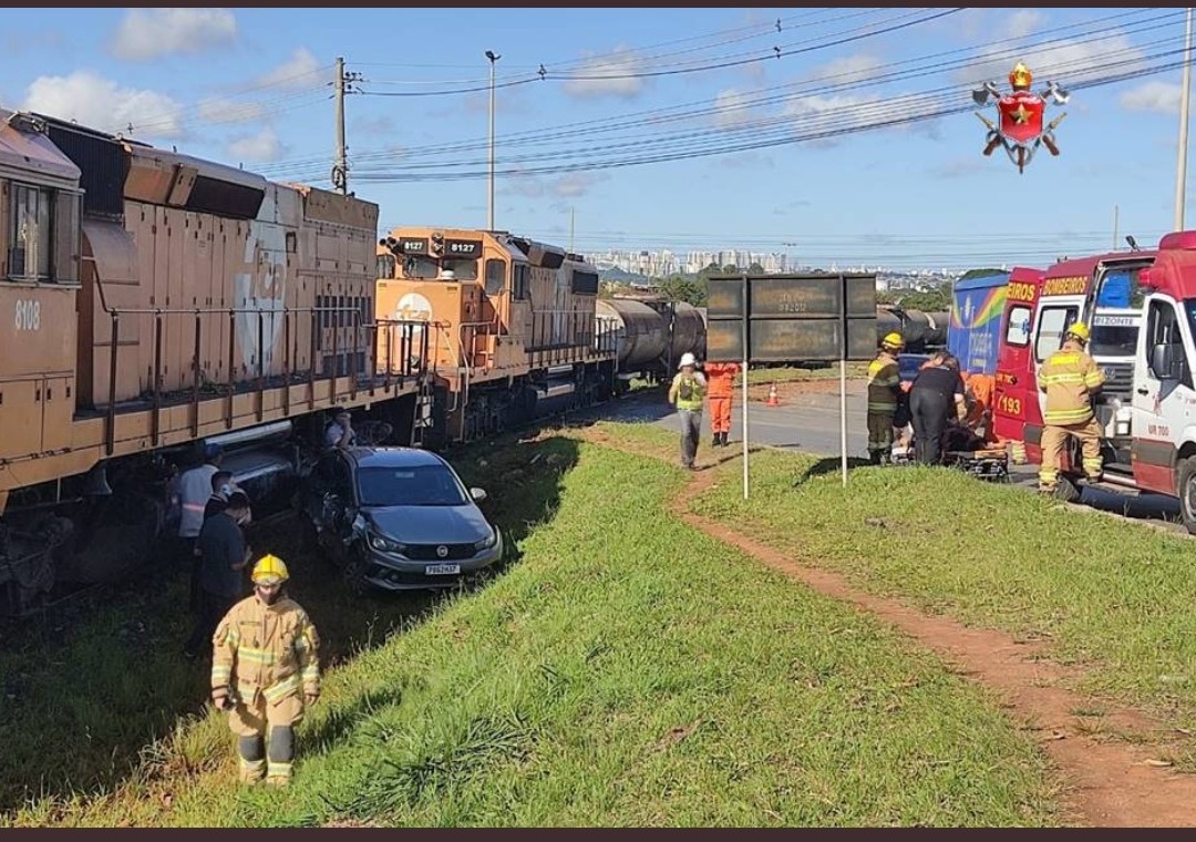 Trem atinge e arrasta carro por 100 metros no DF